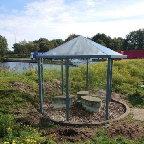 Meetingpoint - rokersoverkapping Paris 40 Afhankelijk van uw behoeften kan de rookoverkapping Paris zowel op het maaiveld worden gemonteerd als 200 mm verlengd voor een stevige installatie onder het maaiveld.